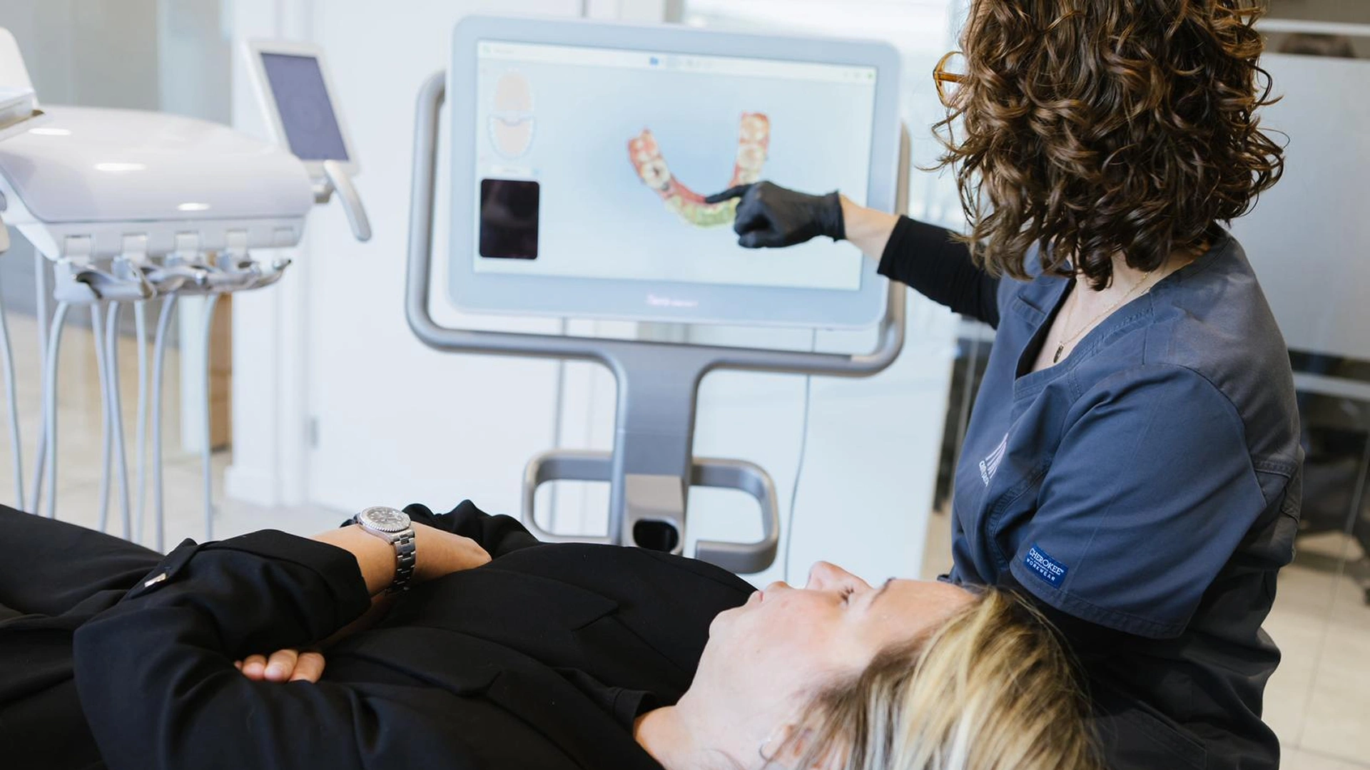 Persona amb sensibilitat dental al fred mentre beu aigua freda, en una escena neta i clínica d’atenció dental propera
