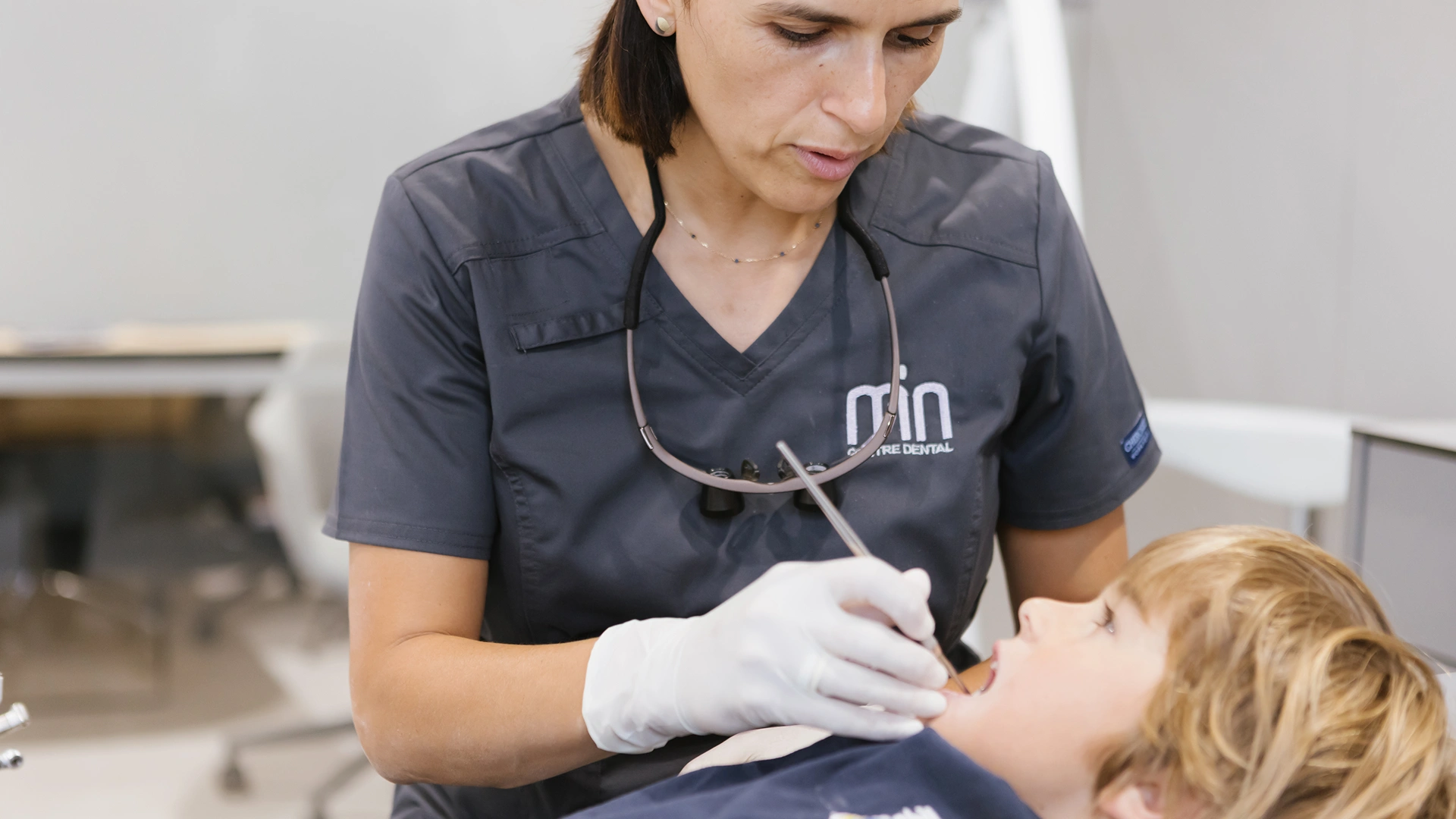 Pacient valorant bràquets o alineadors què canvia en el dia a dia amb una dentista a consulta