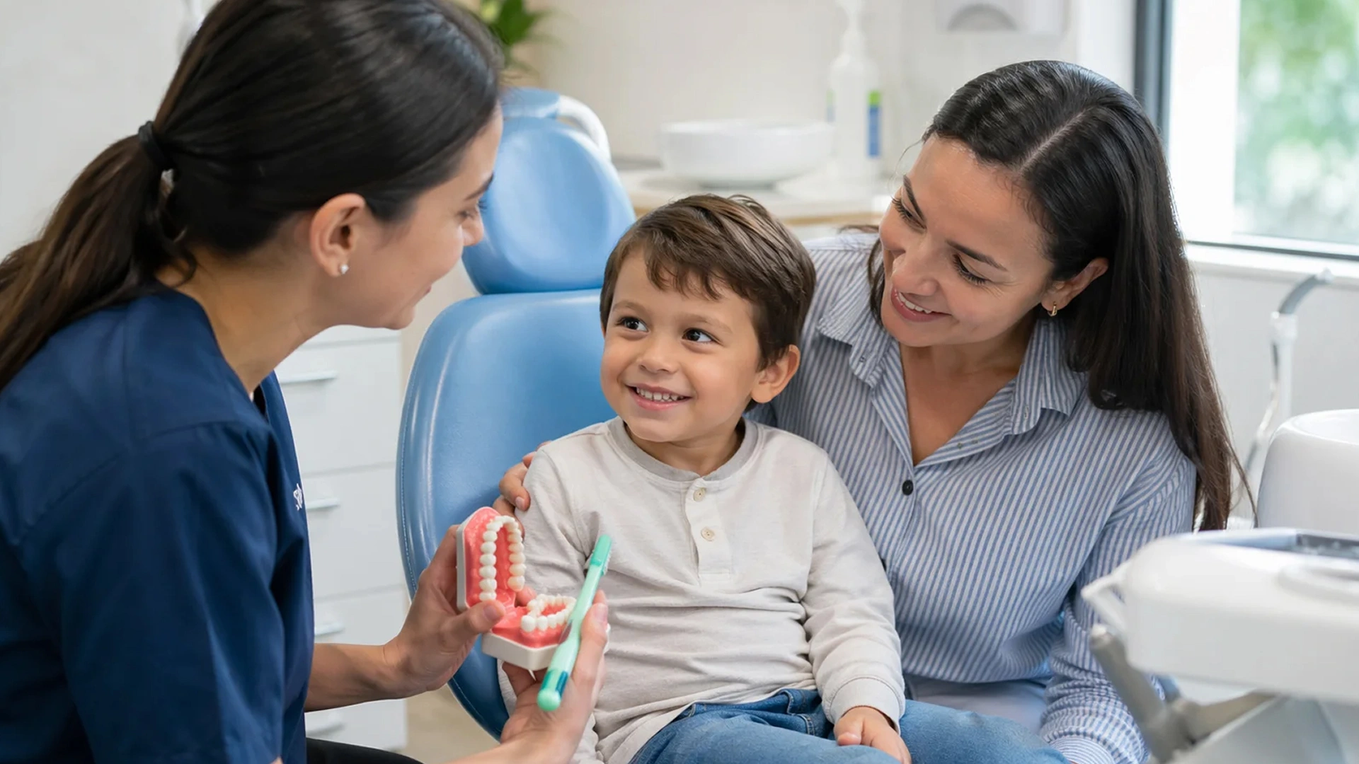 Infant acompanyat per la seva família durant una primera revisió dental infantil en un ambient tranquil