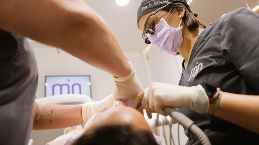 Comparació d’opcions per substituir un queixal perdut amb model dental en consulta