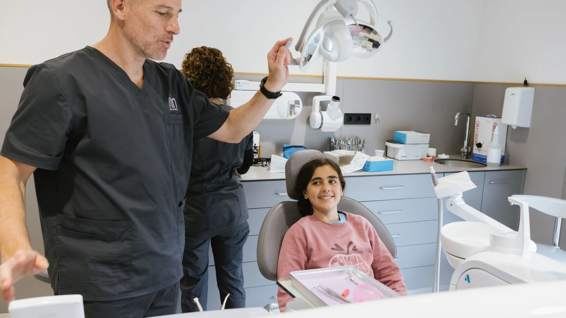 Dentista explicant quan triar empastament o endodòncia amb un model dental a consulta