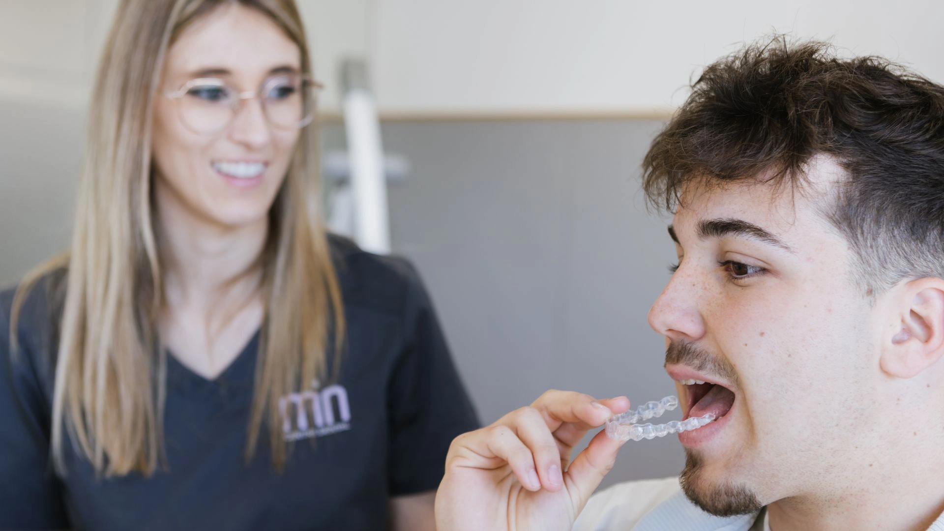 Revisió de senyals de bruxisme en dormir amb model dental i explicació sobre desgast mandibular.