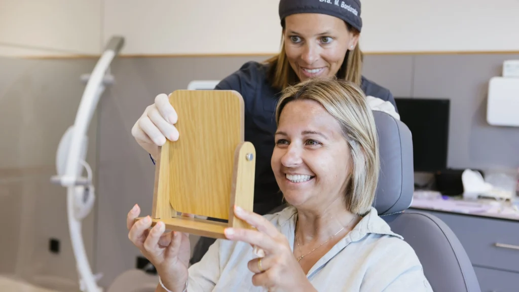 Carilles dentals en quins casos se solen valorar amb una dentista explicant opcions estètiques en consulta