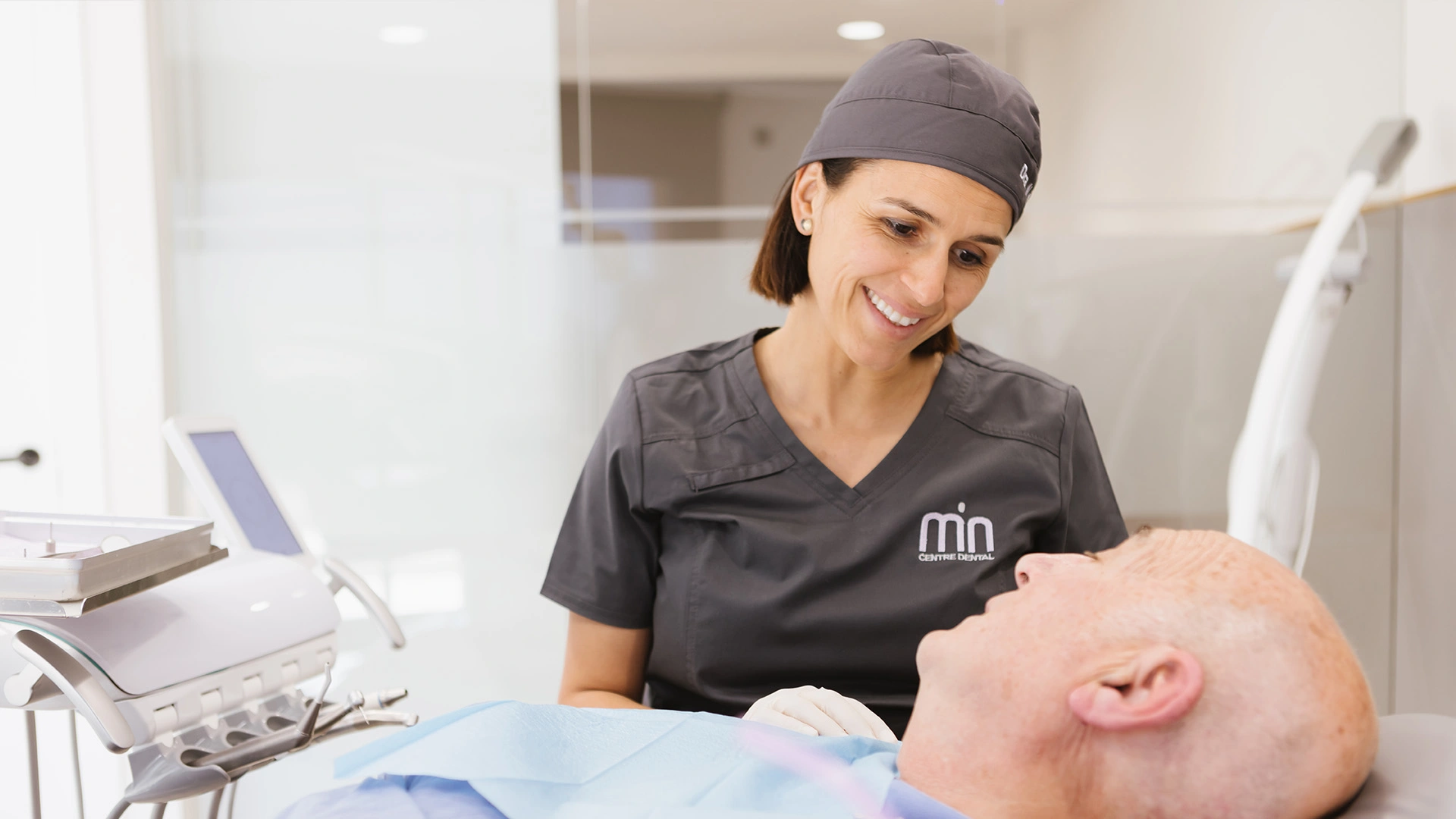 Explicaci贸 d鈥檋igiene interdental per prevenir la tosca a les dents durant una visita professional