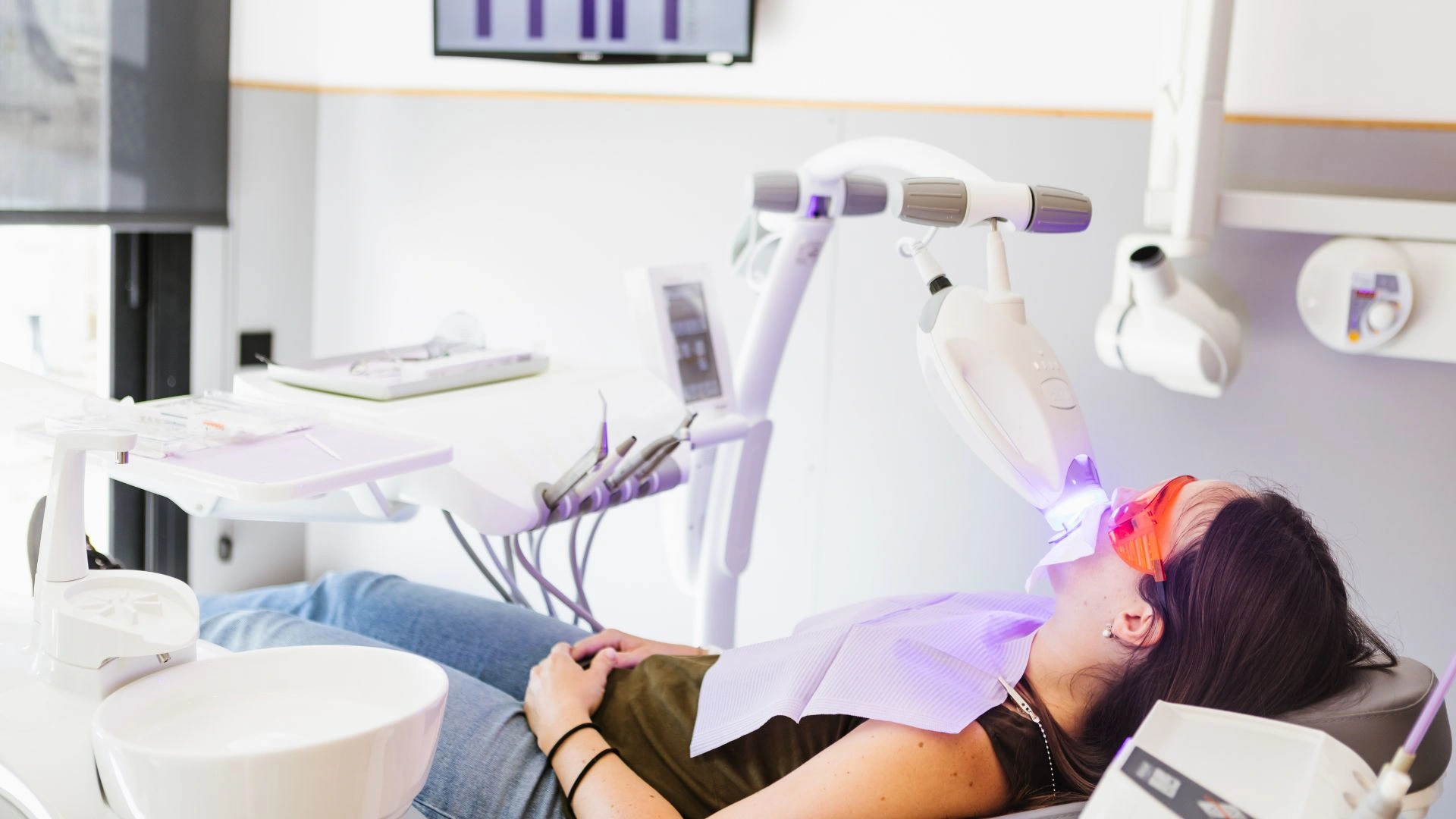 Valoració del color dental abans d’un blanquejament dental abans de l’estiu en consulta professional.