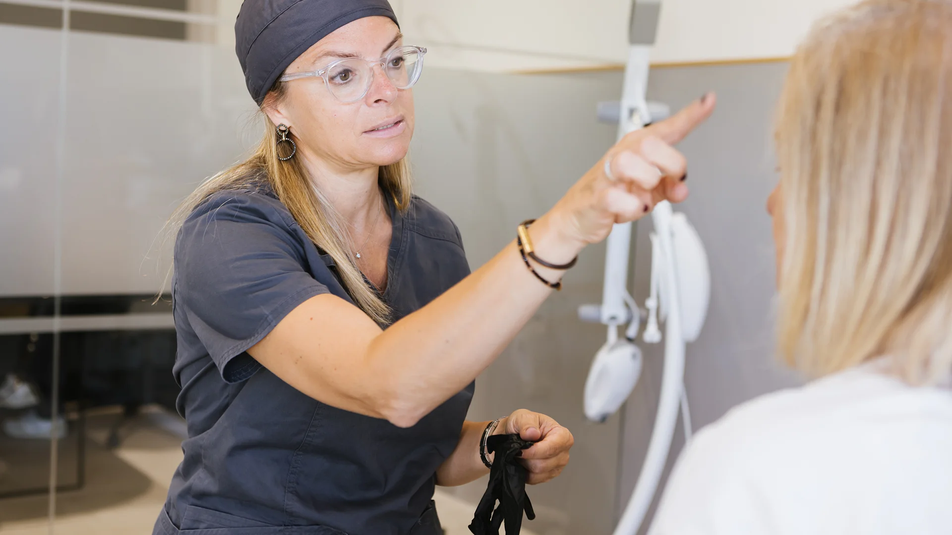 Primera valoració d'estètica facial amb una professional revisant proporcions facials i objectius estètics del pacient