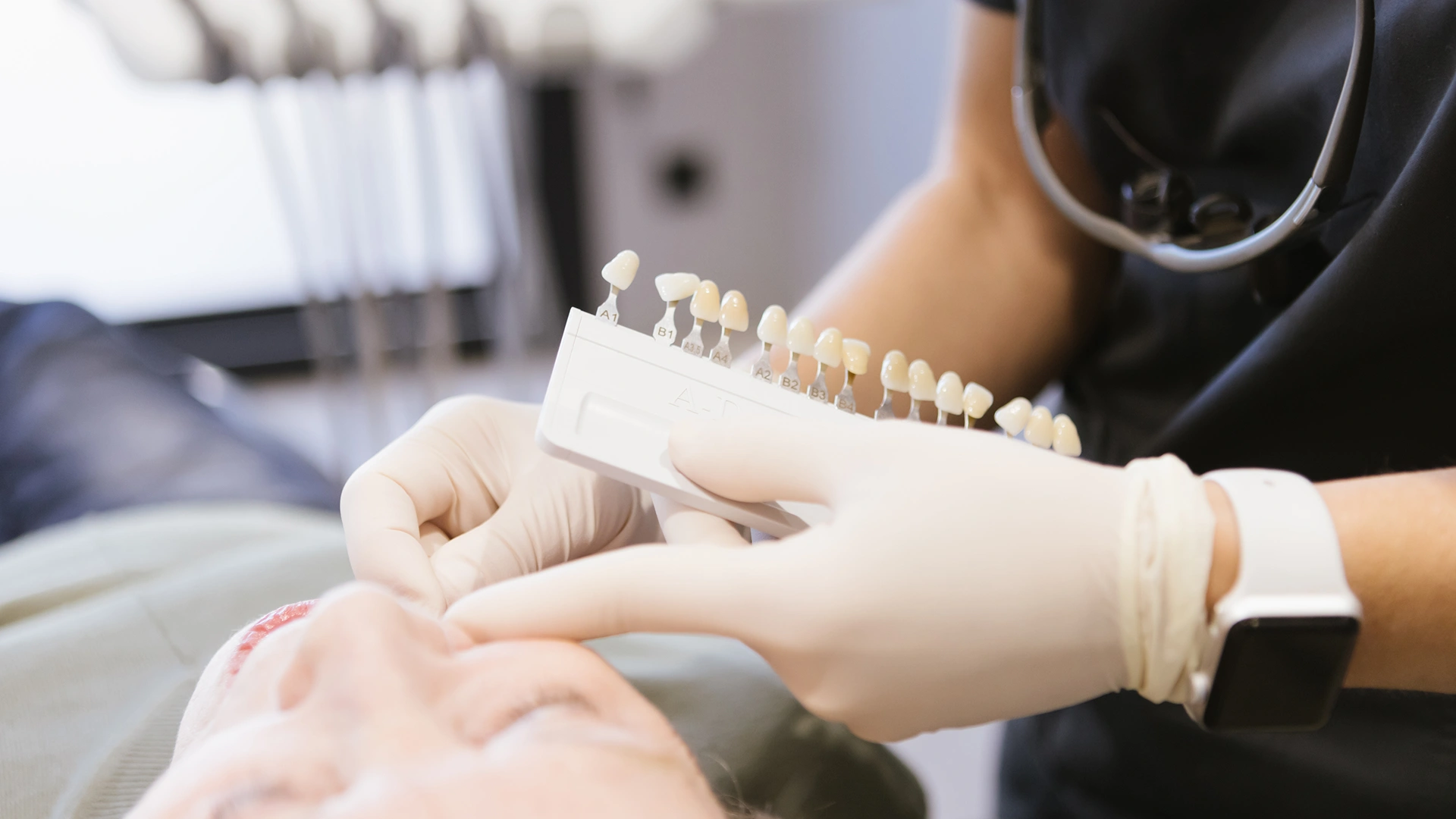 Planificació d’un implant dental unitari mitjançant model dental i imatge 3D durant una valoració clínica.