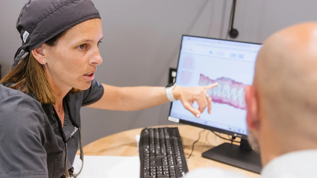 Dentista valorant les possibles opcions de tractament per a unes dents desgastades