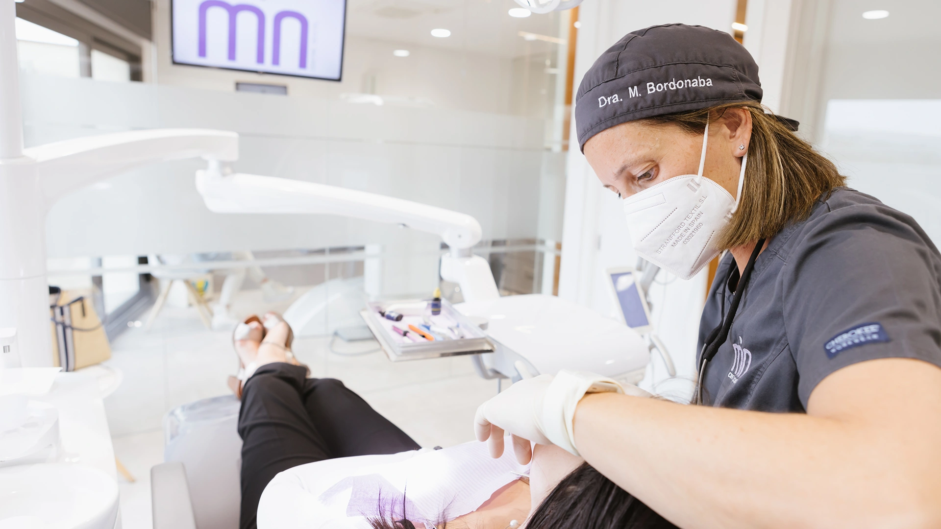 Dentista explicant amb un model les opcions per reconstruir dents desgastades